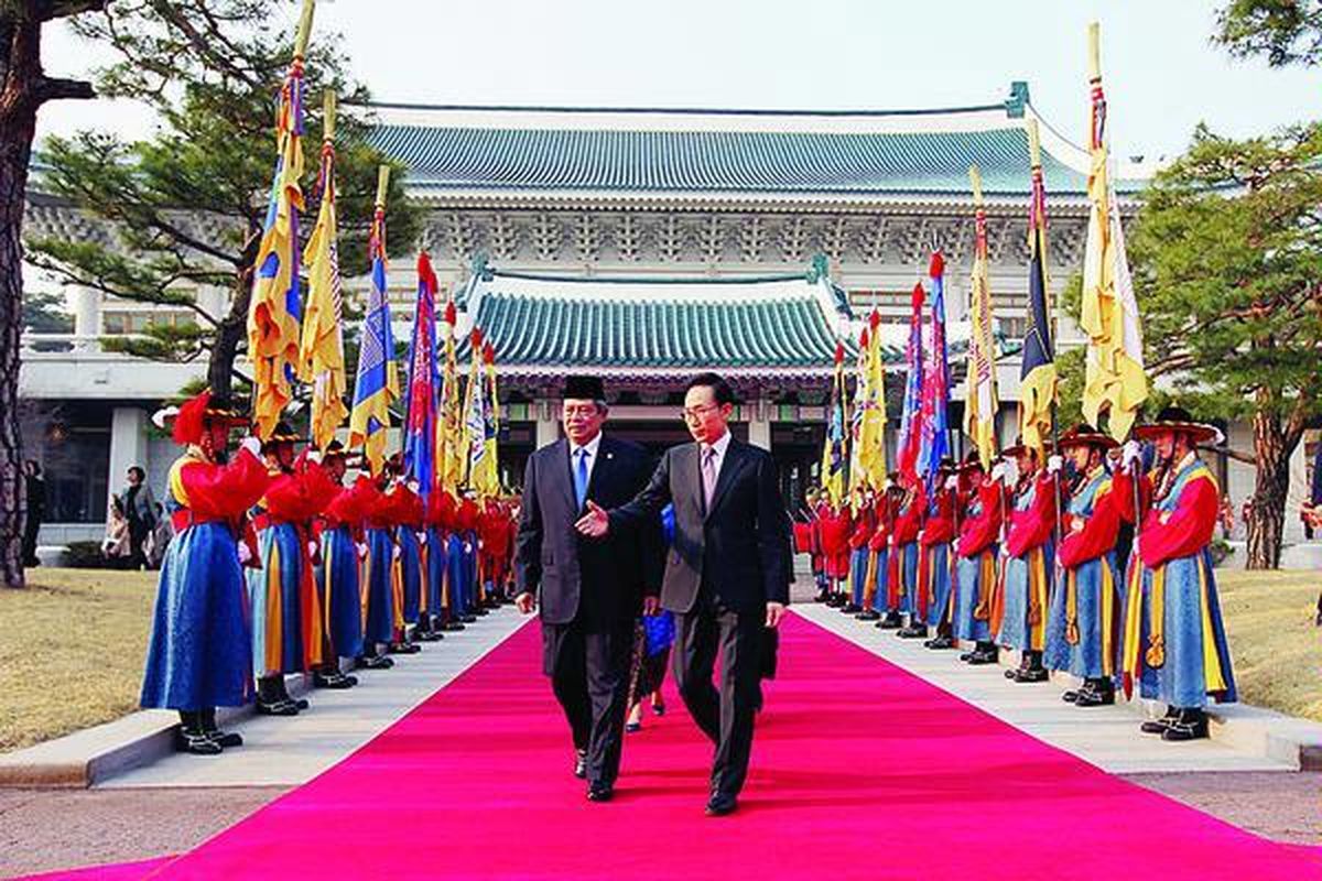 Presiden Korea Selatan Lee Myung-bak (kanan) menyambut kedatangan Presiden RI Susilo Bambang Yudhoyono di Kantor Kepresidenan Gedung Biru, Seoul, 28 Maret 2012.