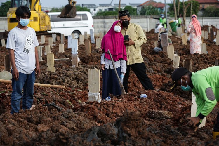 Suasana pemakaman jenazah Covid-19 di TPU Rorotan, Jakarta Utara, Kamis (24/6/2021). Dari tiga hektar lahan tempat pemakaman Covid-19, sudah terisi hingga 900 petak. Hingga siang petugas TPU Rorotan memakamkan tak kurang dari 50 jenazah Covid-19.