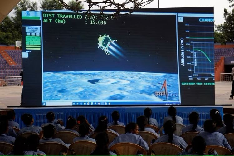 Orang-orang menonton siaran langsung pendaratan pesawat ruang angkasa Chandrayaan-3 di Bulan, di dalam auditorium Gujarat Science City di Ahmedabad, India, 23 Agustus 2023.