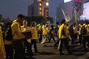 Demo BEM UI Berakhir, Massa Tinggalkan Sudirman dengan Bernyanyi Bersama