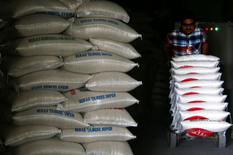 Pedagang menyusun karung beras di gudang penyimpanan di Banda Aceh, Aceh, Senin (4/9/2017). Pemerintah telah menetapkan Harga Eceran Tertinggi (HET) beras untuk jenis medium Rp9.450 per kilogram dan jenis premium Rp13.800 per kilogram. ANTARA FOTO/Irwansyah Putra/kye/17.