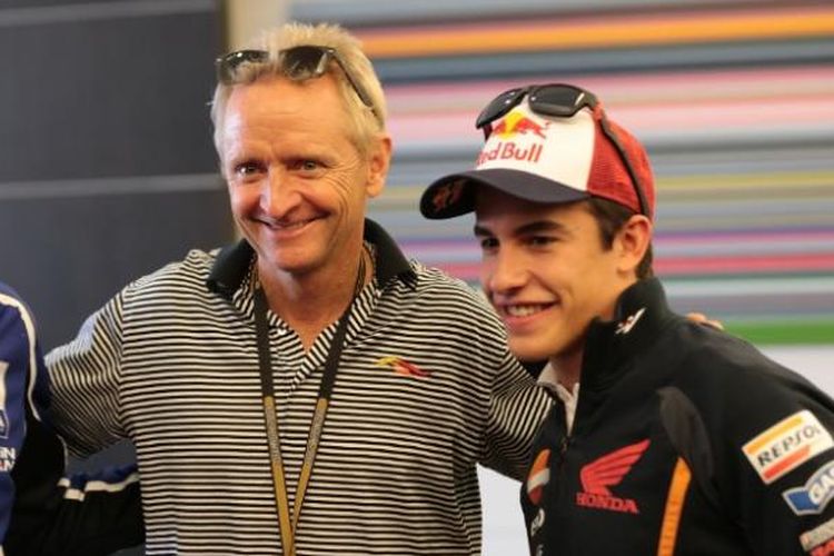 Mantan pebalap asal Amerika Serikat, Kevin Schwantz (tengah), berpose bersama Valentino Rossi (kiri) dan Marc Marquez.