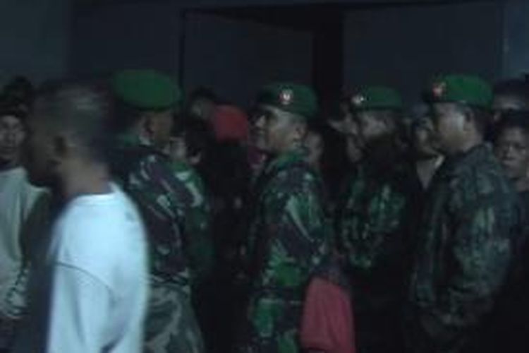 Sejumlah personil TNI sedang melakukan pengamanan di sekitar Lapas Labuhan Ruku, pascarusuh berujung pembakaran Lapas, Minggu (19/8/2013)