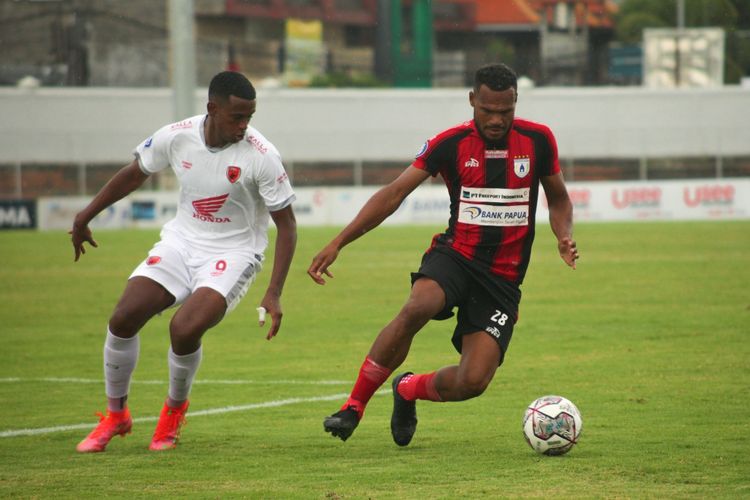 Persipura dan PSM bertanding pada pekan ke-30 Liga 1 2021-2022.