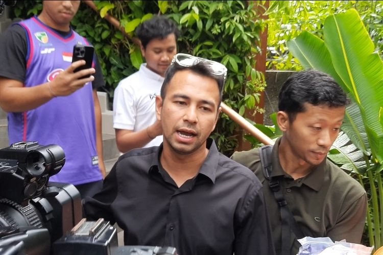 Raffi Ahmad setelah menghadiri konferensi pers di kawasan Senayan, Jakarta Selatan, Senin (27/2/2023).