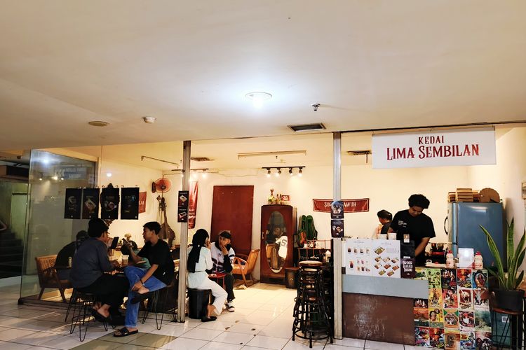 Suasana pengunjung setelah melalui tangga darurat di Tunjungan Electronic Center (TEC) untuk menikmati sajian dari Kedai Lima Sembilan Tunjungan Surabaya.
