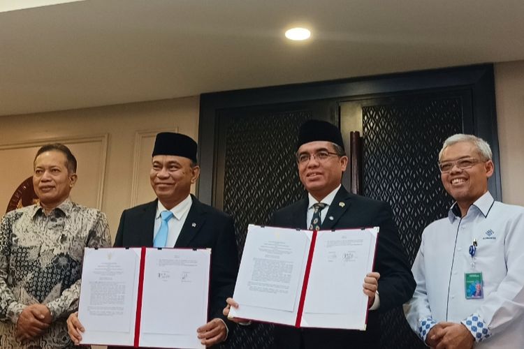 Menteri Koperasi Budi Arie Setiadi bersama Menteri Ketenagakerjaan Yassierli saat menandatangani MoU pelatihan pengelola Koperasi Desa Merah Putih di Kantor Kemenaker, Jakarta, Selasa (1/7/2025).