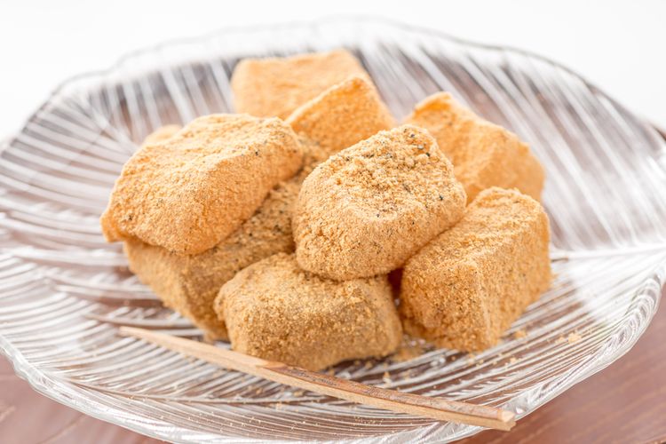 Warabi mochi, kue manis khas Jepang bertekstur lembut. 