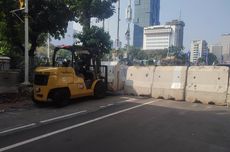 Jalan Medan Merdeka Barat Ditutup imbas Demo Buruh, Polisi Pasang Beton dan Kawat Berduri