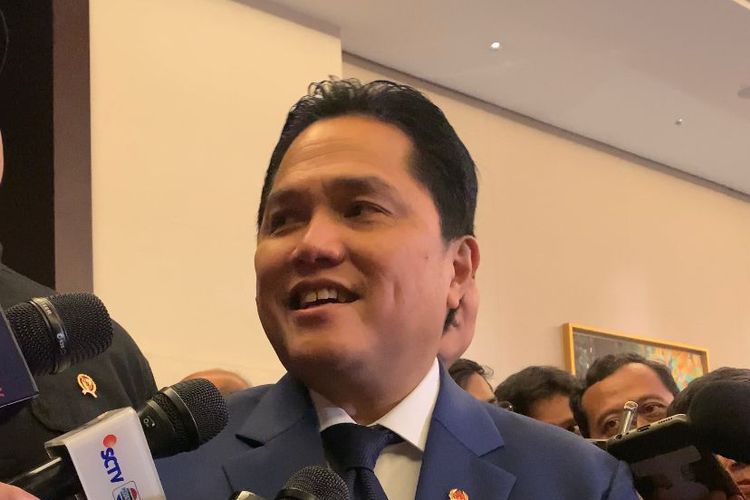 Ketua Umum PSSI, Erick Thohir, saat berbicara kepada KOMPAS.com dan awak media lainnya di Hotel Fairmont, Senayan, Jakarta, pada Jumat (26/5/2023). Dalam kesempatan itu, Erick Thohir mengungkapkan waktu pengumuman harga tiket timnas Indonesia vs Argentina di FIFA Matchday edisi Juni 2023.