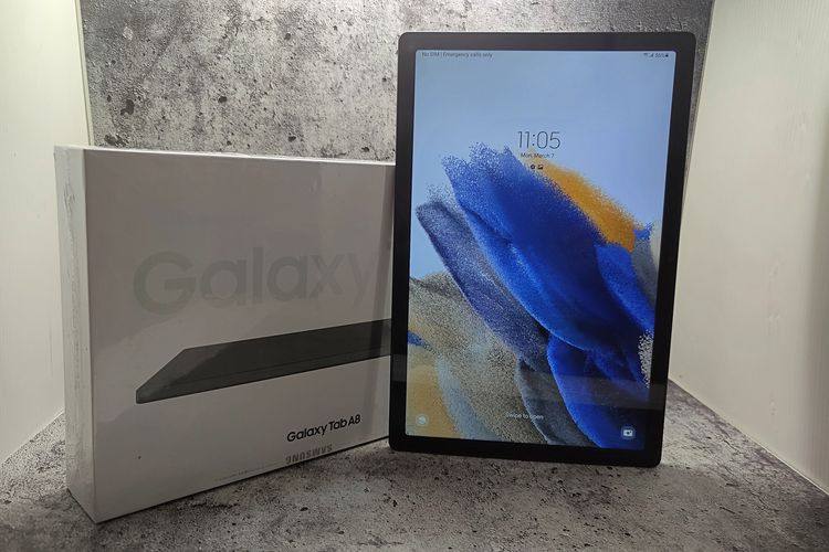 Kotak pembelian beserta unit Samsung Galaxy Tab A8.