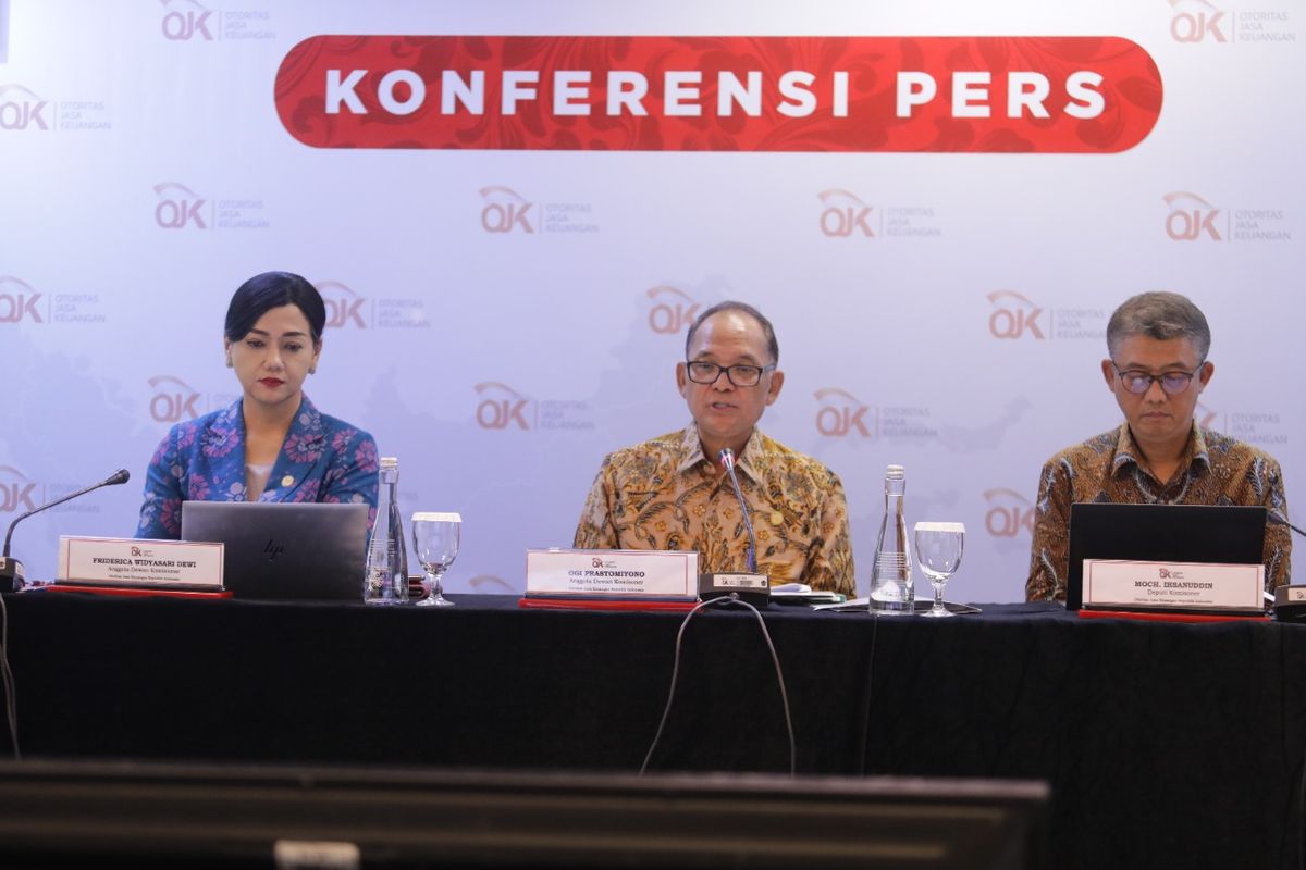 Konferensi pers pencabutan izin usaha Wanaartha Life, Senin (5/12/2022)