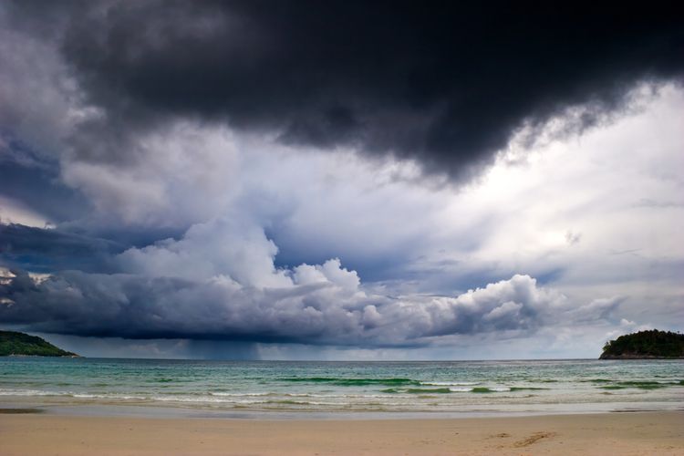 Ilustrasi cuaca buruk di area pantai. 