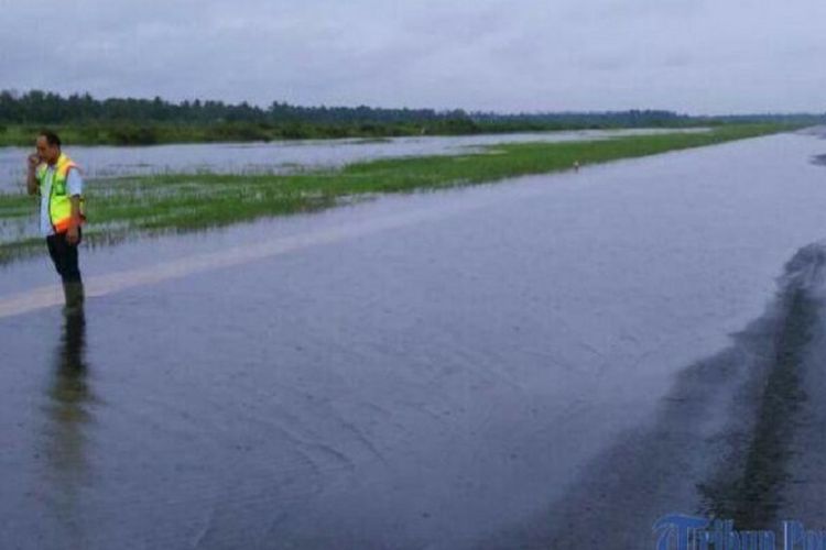 Petugas menyedot air untuk mengatasi banjir di landasan pacu Bandara Internasional Supadio Pontianak, Kubu Raya, Kalimantan Barat, Minggu (12/11/2017) siang. Akibatnya belum ada satu pun penerbangan baik naik dan turun di Bandara, dan sejumlah penerbangan terpaksa dibatalkan. 