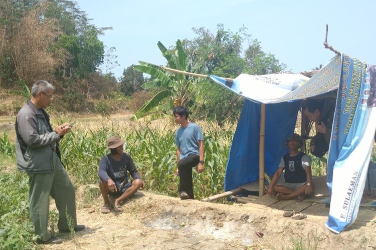 Petugas BBKSDA Jabar dan warga di depan saung kebun yang dilintasi dua ekor macan tutul di Kampung Cibutun, Desa Sangrawayang, Simpenan, Sukabumi, Jawa Barat, Kamis (31/10/2019).