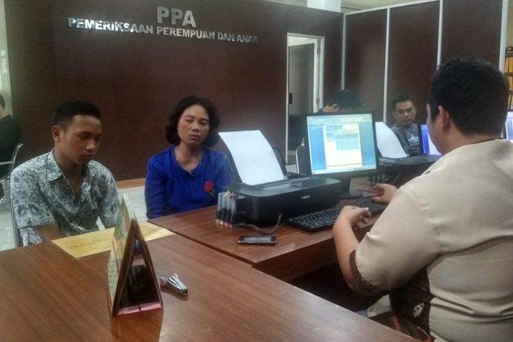 Suwandy (14) bersama ibunya, yang menjadi korban pengeroyokan oleh temannya sendiri saat melapor di Polresta Palembang, Jumat (21/9/2018). Suwandy menjadi korban pengeroyokan karena dituduh telah menghina pelaku inisial KR melalui Facebook. 