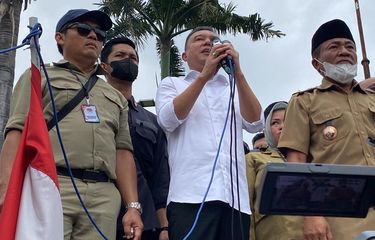 Wakil Ketua DPR Sufmi Dasco Ahmad menemui para kepala desa (kades) yang menggelar aksi demo di depan Gedung DPR, Selasa (17/1/2023). 