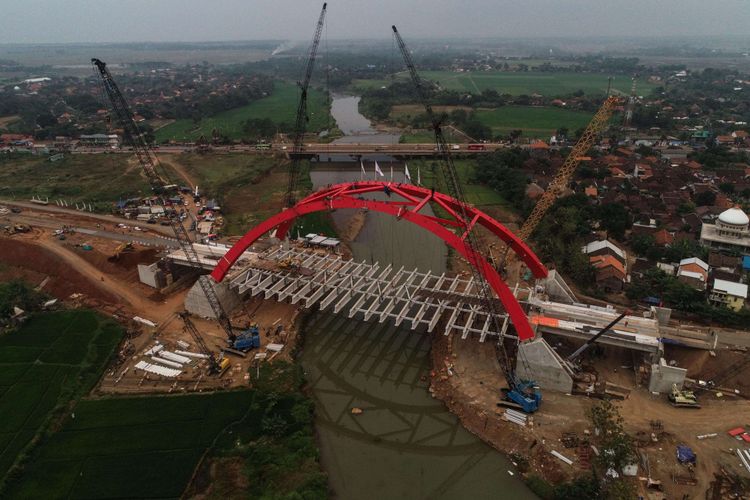 Foto udara proses pembangunan konstruksi Jembatan Kalikuto di ruas tol fungsional Batang-Semarang, Jawa Tengah, Selasa (12/6/2018). Jembatan Kali Kuto ditargetkan untuk digunakan pada H-2 Lebaran dan merupakan jembatan pelengkung pertama di Indonesia, bahkan di dunia, yang perakitannya dilakukan di lokasi.