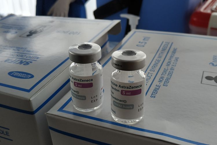 Vaksin AstraZeneca yang dipakai untuk vaksinasi kalangan santri Pesantren Lirboyo Kota Kediri, Jawa Timur, Selasa (23/3/2021).