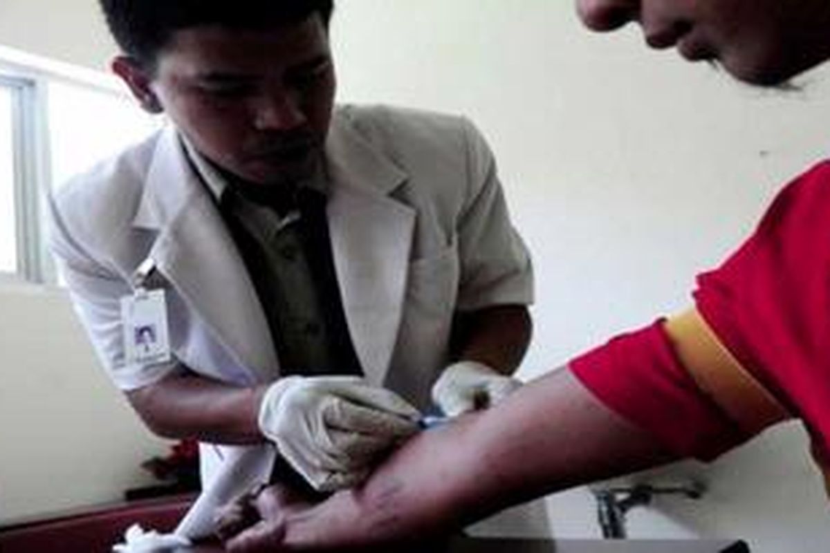 Salah satu dokter yang menangani ruang VCT (Voluntary Counseling and Testing) di Rumah Sakit Karyadi, Kota Semarang, Jawa Tengah, memeriksa darah dari mantan pecandu narkotika jarum suntik