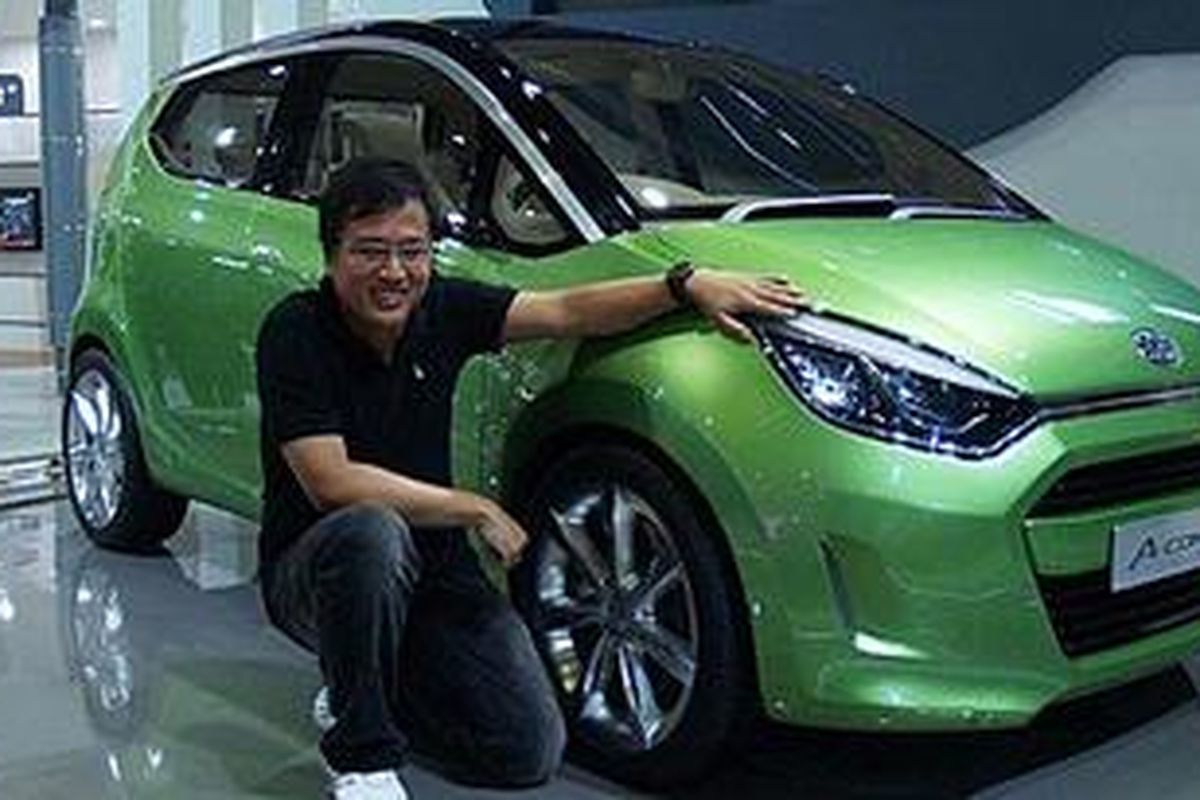 Mark Widjaja dengan karyanya Daihatsu A-Concept saatdipamerkan di IIMS2011