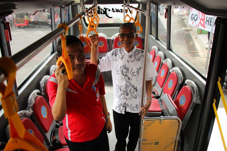 Sejumlah penumpang mencoba fasilitas di dalam bus rapid trans (BRT) trans Jateng saat acara peluncuran koridor 1 Purwokerto-Purbalingga di Terminal Bulupitu Purwokerto, Senin (13/8/2018).