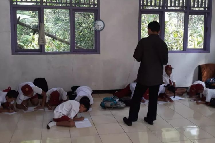 Kegiatan belajar mengajar (KBM) siswa SD Negeri 3 Sadahayu, Kecamatan Majenang, Kabupaten Cilacap, Jawa Tengah, dipindah ke Posyandu.