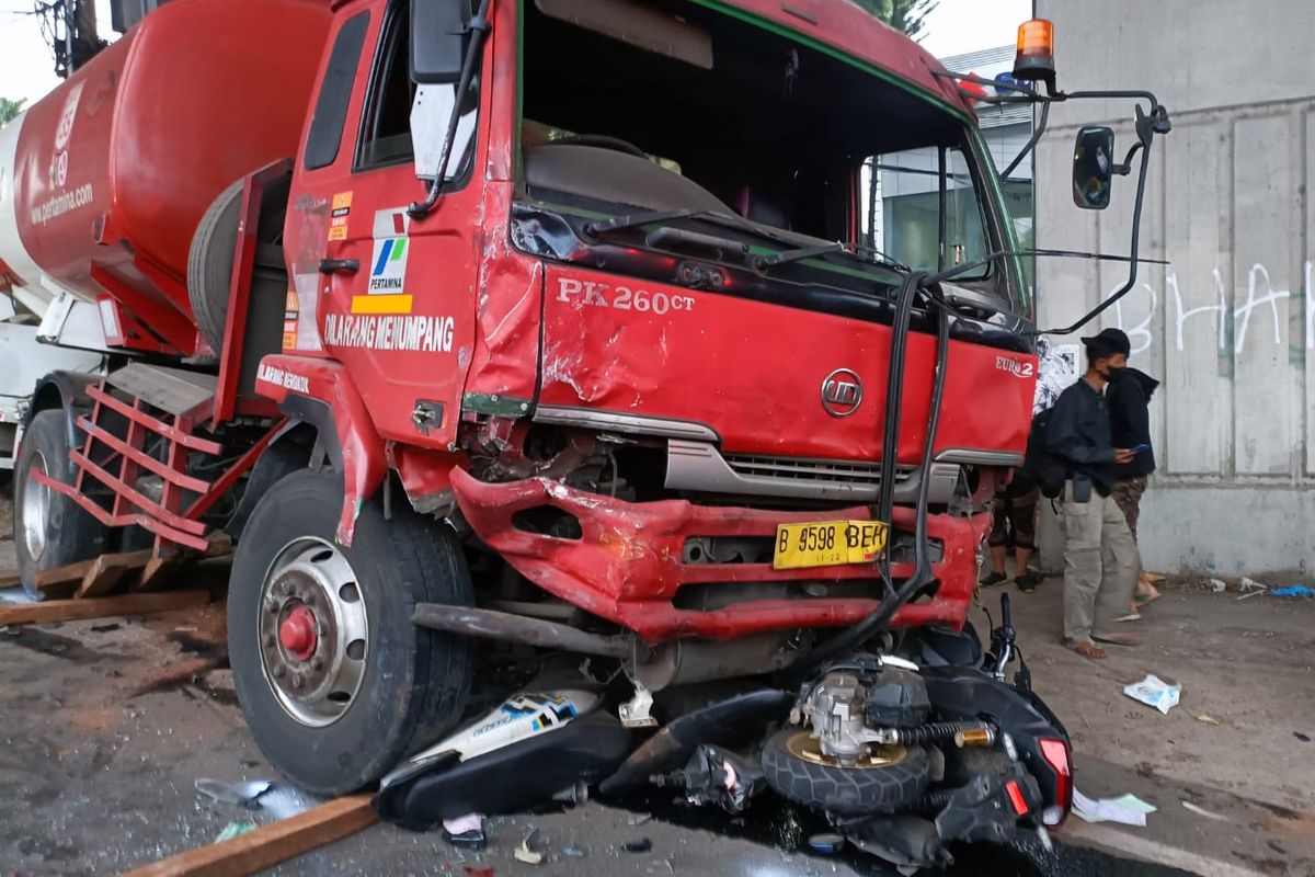 Truk BBM Pertamina terlibat kecelakaan maut di Jalan Raya Alternatif Cibubur atau Transyogi, wilayah Bekasi, Jawa Barat, Senin (18/7/2022). Truk Pertamina tersebut menabrak sejumlah motor dan mobil. Delapan pengendara motor tewas dalam kecelakaan yang diduga akibat rem truk blong.