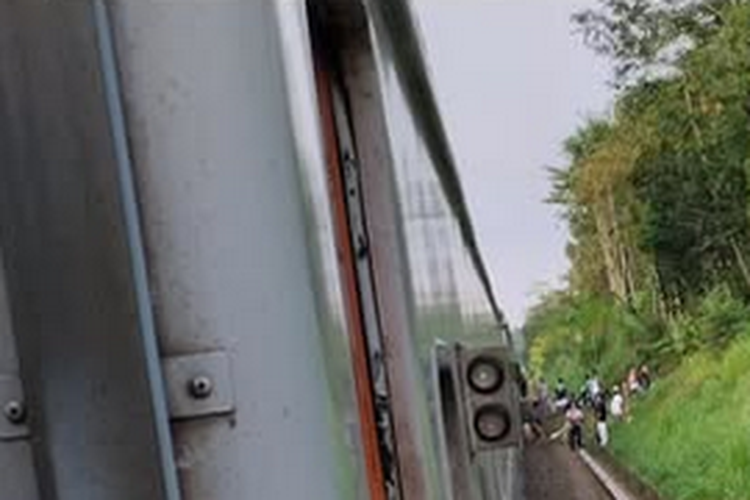 Sejumlah penumpang KA Sri Tanjung relasi Lempuyangan - Banyuwangi turun dari kereta saat berhenti karena ada gempa bumi Banyuwangi, Kamis (25/9/2025) sore.