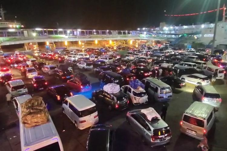 H-2 Lebaran, Antrean Kendaraan di  Pelabuhan Merak Sampai ke Luar