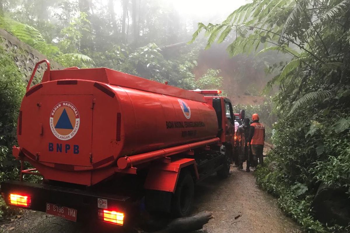 Petugas saat melakukan pembersihan di jalur Kawah Ijen Banyuwangi 