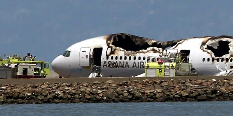 Pesawat terbang Boeing 777 milik maskapai penerbangan Korea Selatan Asiana Airlines jatuh saat mendarat di bandara internasional San Francisco, AS. Pesawat ini melayani penerbangan Seoul-San Francisco dan membawa lebih dari 300 orang penumpang dan awak.