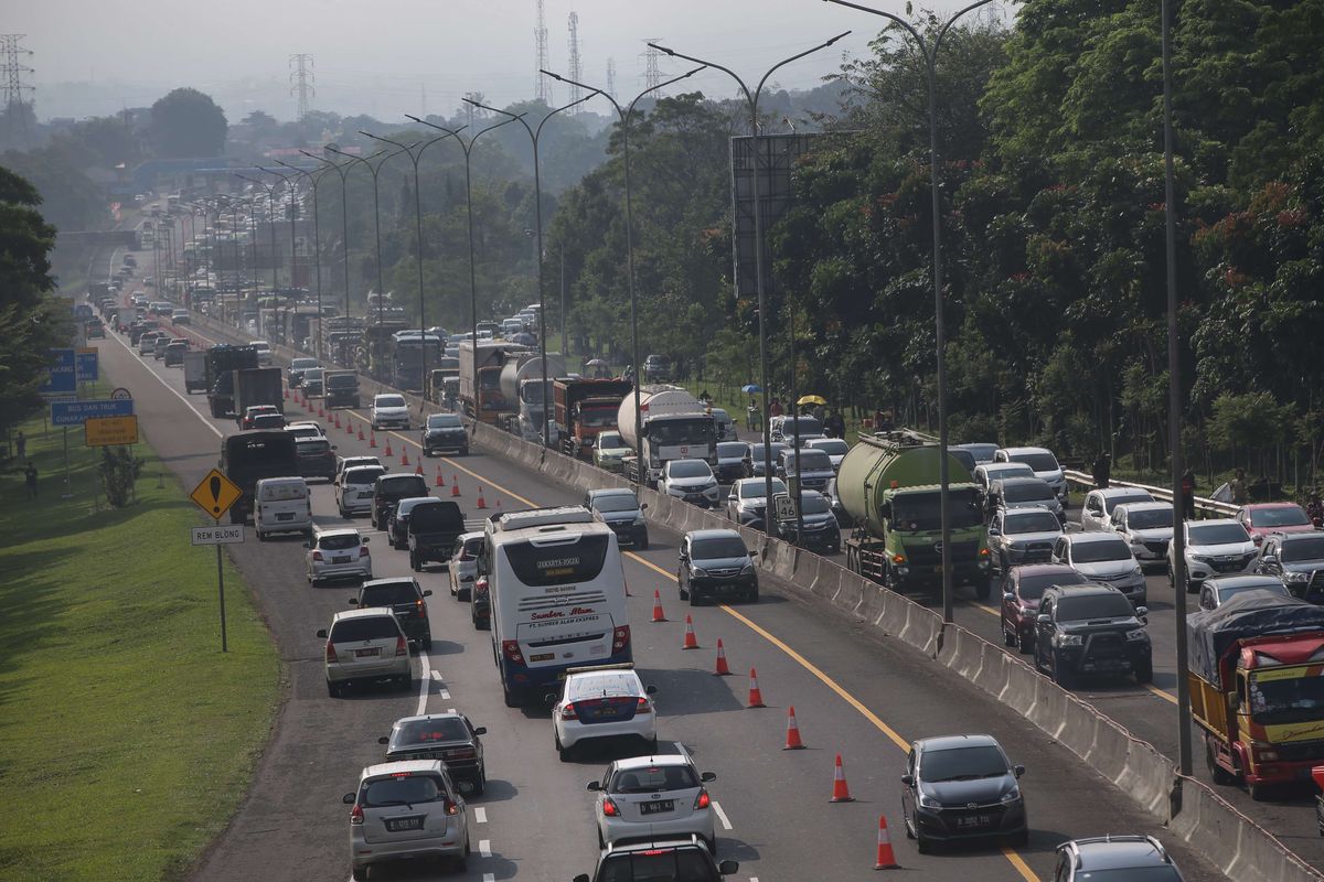 Antrean kendaraan terjebak kemacetan di tol Jagorawi menuju Puncak Bogor, Sabtu (15/8/2020). Libur panjang akhir pekan mengakibatkan banyak wisatawan berlibur ke Puncak.