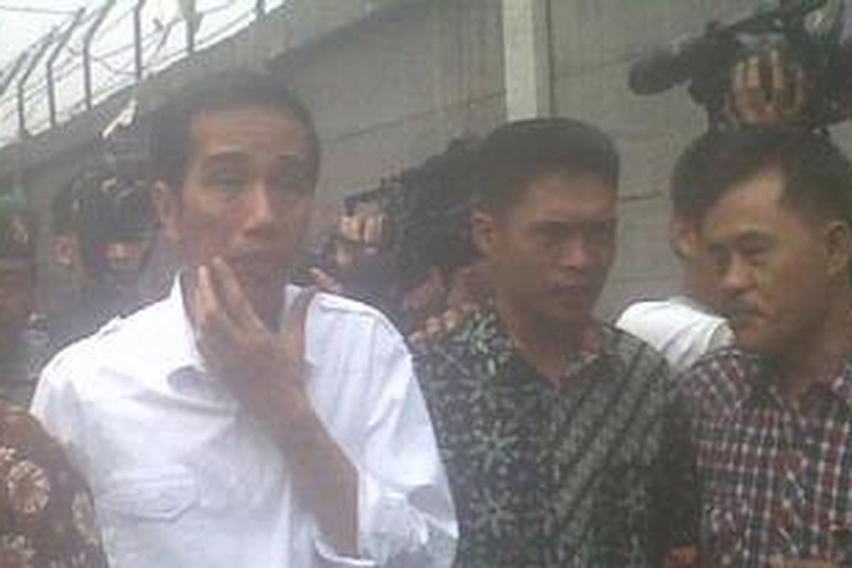Gubernur DKI Jakarta Joko Widodo, yang akrab disapa Jokowi, meninjau pemukiman warga yang padat penduduk di kawasan Pademangan Timur, Kecamatan Pademangan, Jakarta Utara. Selasa (16/10/2012).