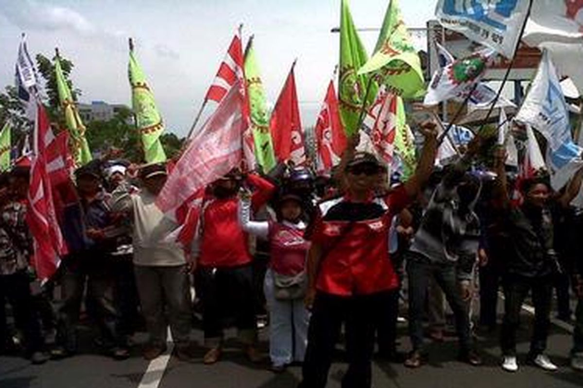 Ribuan buruh yang tergabung dalam Gerakan Buruh Berjuang Jawa Tengah kembali menggelar unjuk rasa menuntut kenaikan upah minimum kota/kabupaten di depan Kantor Gubernur Jawa Tengah, Kota Semarang, Selasa (29/11/2011)