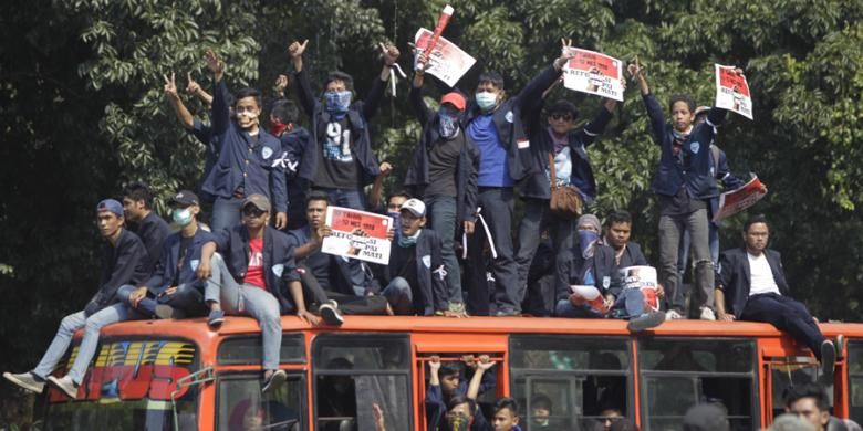 Mahasiswa Universitas Trisakti berkonvoi melewati Jalan Medan Merdeka Barat menuju depan Istana Kepresidenan, Jakarta, Selasa (12/5/2015). Aksi ini untuk memperingati 17 tahun tragedi Trisakti pada 12 Mei 1998 yang menelan korban empat orang mahasiswa Trisakti saat memperjuangkan reformasi.