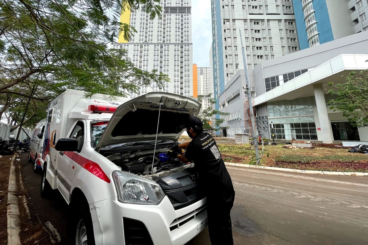 Brum Indonesia menginisiasi kegiatan pengecekan dan penggantian pelumas secara gratis untuk ambulan dan mobil jenazah di Rumah Sakit Darurat Covid-19 (RSDC) Wisma Atlet, Kemayoran, Jakarta, Selasa (10/8/2021).