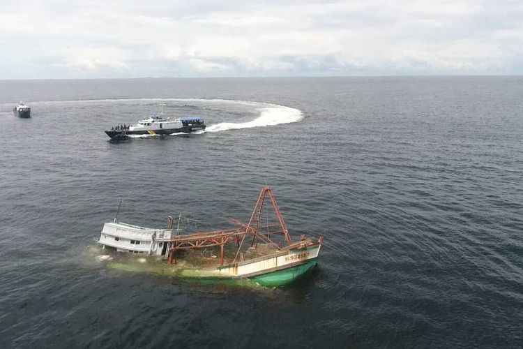 Kementerian Kelautan dan Perikanan (KKP) dan Kejaksaaan memusnahkan 4 kapal asing ilegal berbendera Vietnam di Pulau Datok, Kabupaten Mempawah, Kalimantan Barat (Kalbar), Kamis (25/3/2021).