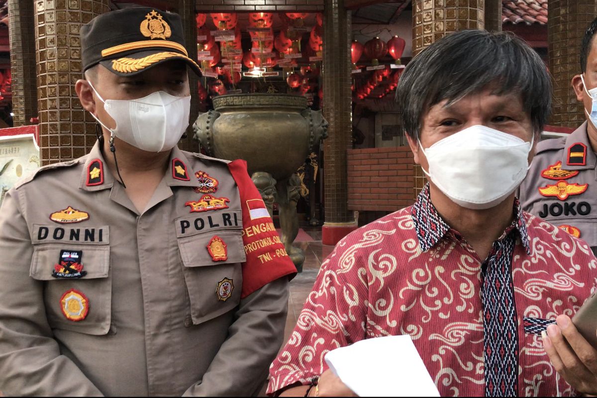 Kapolsek Kebayoran Lama, Kompol Donni Bagus Wibisono dan Ketua Panitia Ibadah Waisak 2021 di Vihara Hok Tek Tjeng Sin, Budi Darmawan saat ditemui di vihara, Rabu (26/5/2021) sore.