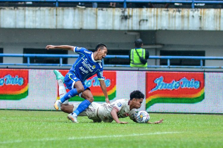 Pemain Persib Bandung Beckham Putra berduel dengan pemain Persija Jakarta Muhammad Ferarri untuk merebut penguasaan bola dalam duel Persib vs Persija di Stadion Gelora Bandung Lautan Api (GBLA), Rabu (11/1/2023).