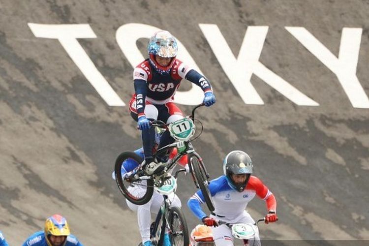 Connor Fields saat tampi di semifinal balapan sepeda BMX putra Olimpiade Tokyo 2020.
