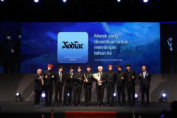 Grup K-Pop XODIAC menerima penghargaan kategori Idol Pria Rising Star dalam ajang Korea First Brand Awards 2026. Grup yang memiliki anggota asal Indonesia ini terus mencuri perhatian penggemar lokal melalui inovasi musik dan teknologinya. 