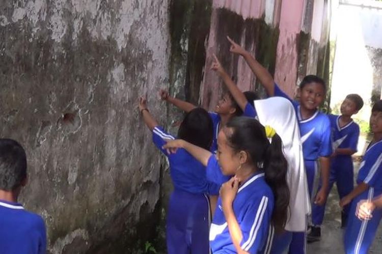 Siswa SDN 4 Cepiring Kendal, saat melihat ulat bulu. Kompas.Com /Slamet Priyatin