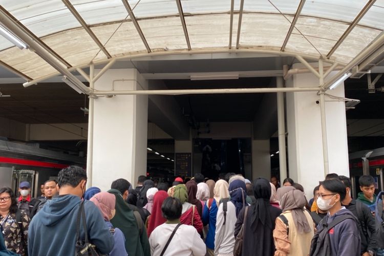 Pengguna Nilai KRL Lebih Padat Usai Libur Lebaran