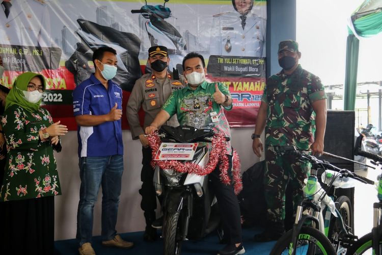 Bupati Blora, Arief Rohman menaiki sepeda motor sebagai hadiah bagi para masyarakat yang bersedia divaksin