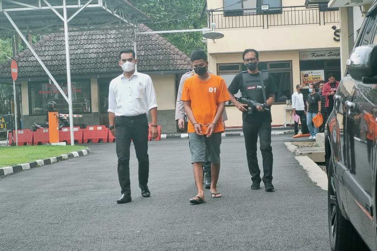 Pelaku pencekikan istri sampai meninggal di Tembalang Semarang dihadirkan di jumpa pers di Polrestabes Semarang, Senin (24/10/2022).