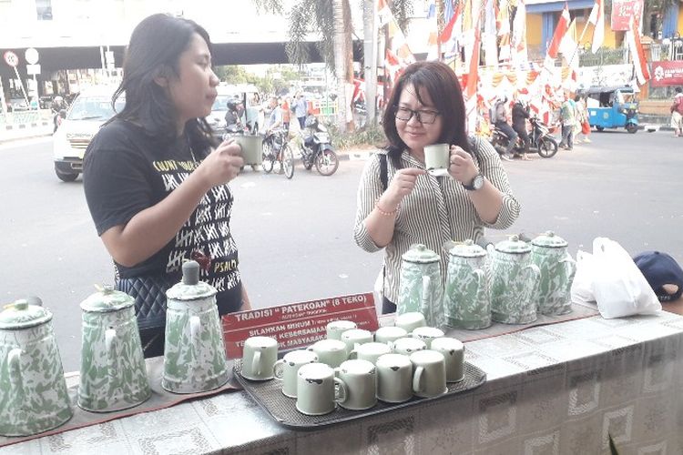Tradisi Patekoan minum teh gratis di Tea House Pantjoran, Glodok, Jakarta Barat.