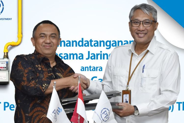 Direktur Utama PT Perusahaan Gas Negara Tbk (PGN) Gigih Prakoso (Kiri) berjabat tangan dengan Direktur Utama PT Pembangunan Perumahan (Persero) Tbk (PTPP) Lukman Hidayat (Kanan) usai menandatangani Pokok-Pokok Perjanjian (Heads of Agreement) tentang kerja sama pembangunan 500 ribu jaringan gas bumi (Jargas) rumah tangga di Jakarta, Senin (30/9/2019).

PGN sebagai subholding gas terus memperluas pemanfaatan gas bumi salah satunya dengan pembangunan jargas rumah tangga. Melalui program sinergi BUMN membangun negeri, PGN dan PTPP akan membangun Jargas rumah tangga dalam dua fase. Fase pertama sebanyak 50.000 sambungan rumah tangga (SR) dan dilanjutkan fase kedua 450.000 SR.