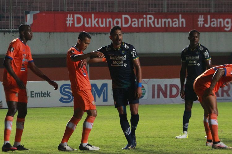 Aksi Wander Luiz dalam pertandingan Persib Bandung vs Persiraja Banda Aceh pada pertandingan Piala Menpora 2021 yang dilangsungkan di Stadion Maguwoharjo, Sleman, Jumat (2/4/2021) malam WIB.