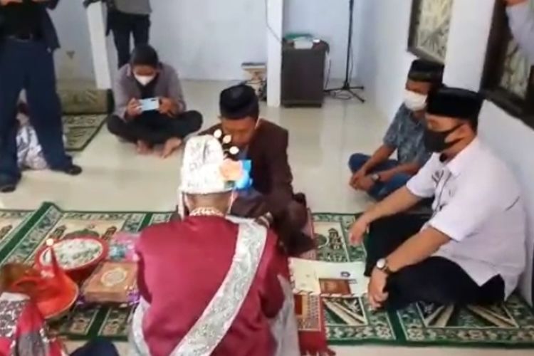 Wahyu (19) saat ijab kabul di dalam mushalla di Polsek Panakkukang Makassar, Rabu (20/1/2021).